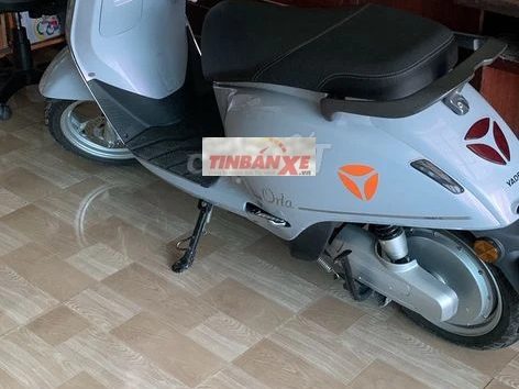 Xe máy điện Yadea Orla Xám