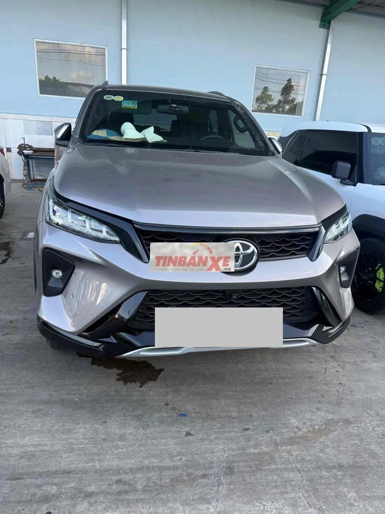 Toyota Fortuner 7 chỗ màu Đồng