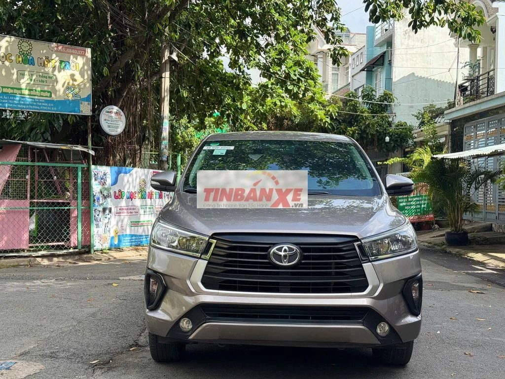 Innova 2023 MT màu đồng ánh kim, xe bỏ mẫu
