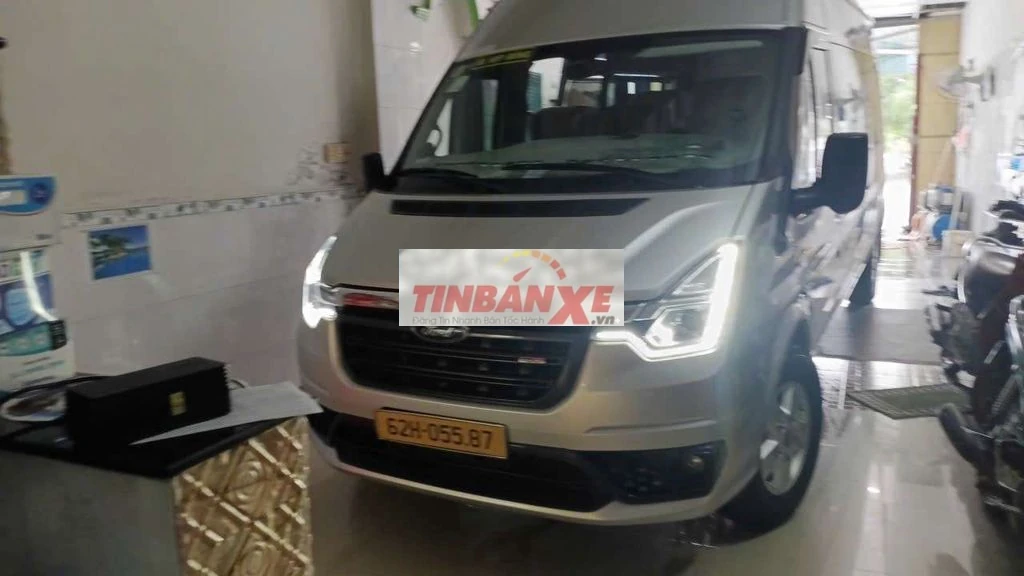 Ford Transit 2022 16 chỗ Bạc