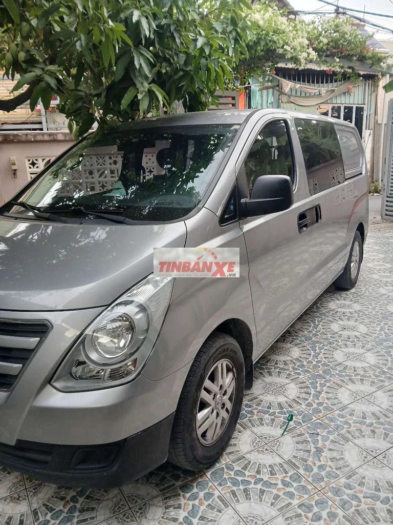 Hyundai Starex 6 chỗ Bạc