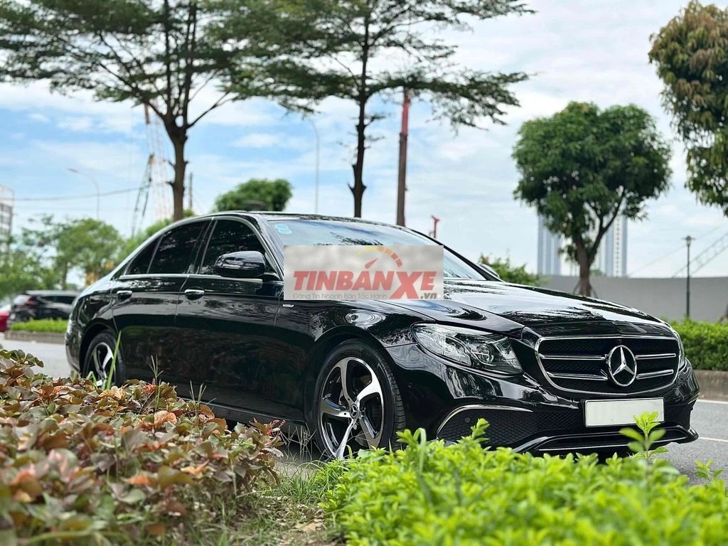 Mercedes-Benz E200 Sport 2019 Đen 7 vạn km