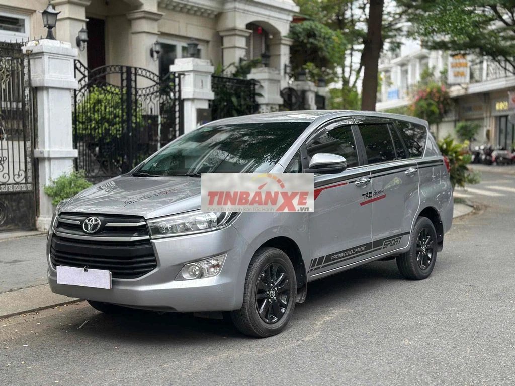 Toyota Innova 8 chỗ Bạc