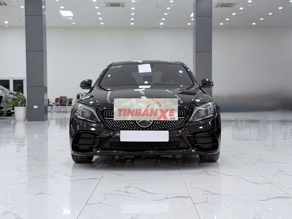 Mercedes-Benz C300 AMG 2019, 1 chủ từ mới chạy ít.
