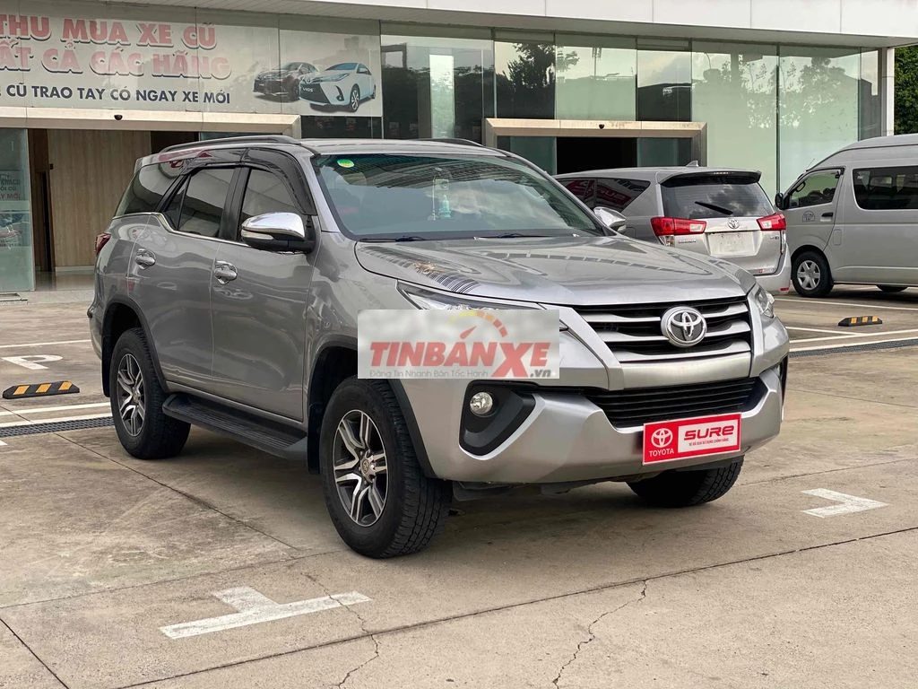 Toyota Fortuner 2017 2.4G MT Bạc