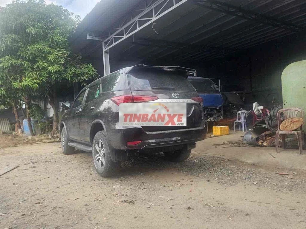 Toyota Fortuner màu Đen