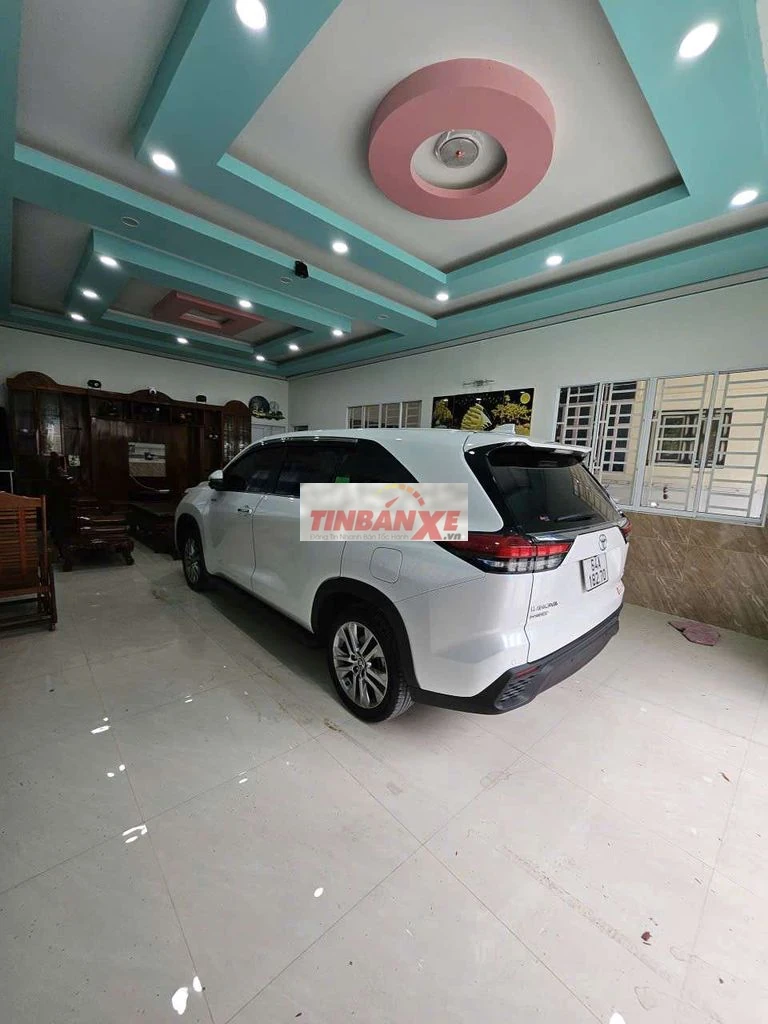 Toyota Innova Cross Trắng 5692 km