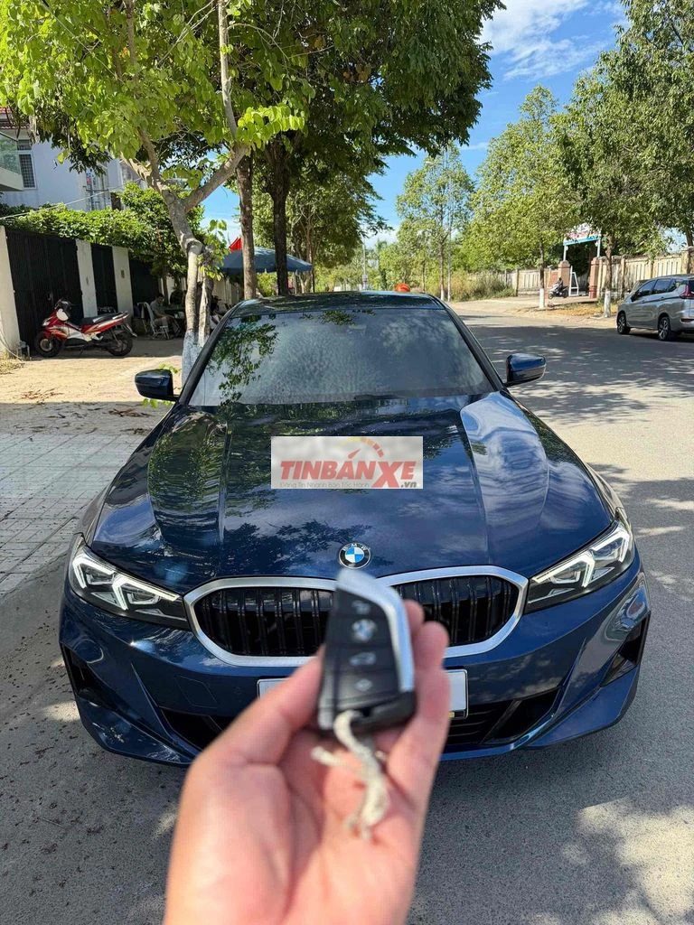 BMW 320i Sport Line 2024 Xanh 32,000 km
