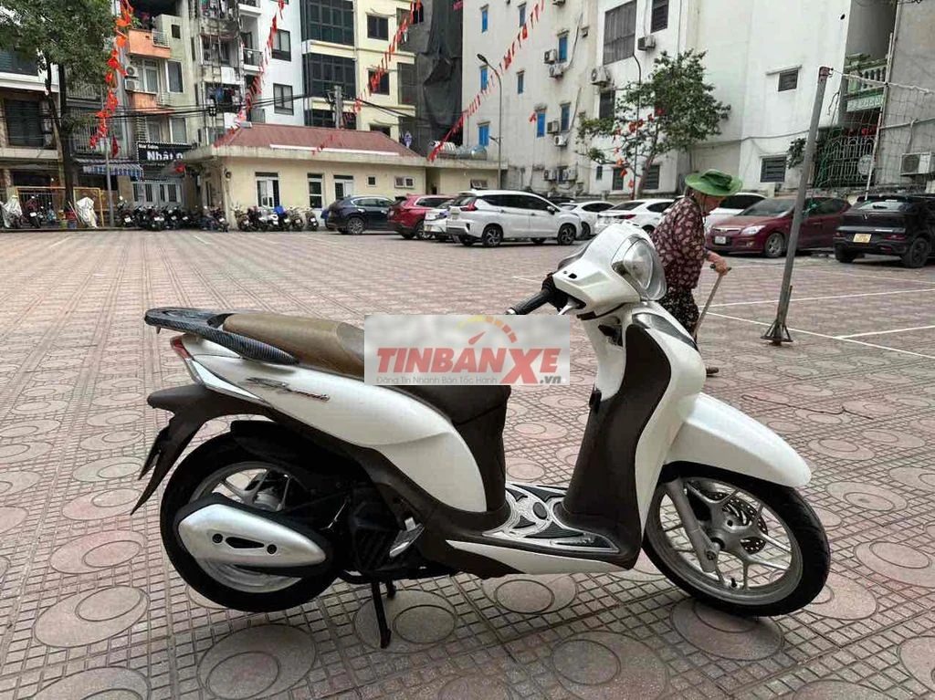 Honda SH Mode Trắng Xăng
