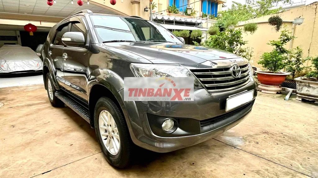 Toyota Fortuner 2.7V 4x2 2013. Xe gia đình đẹp