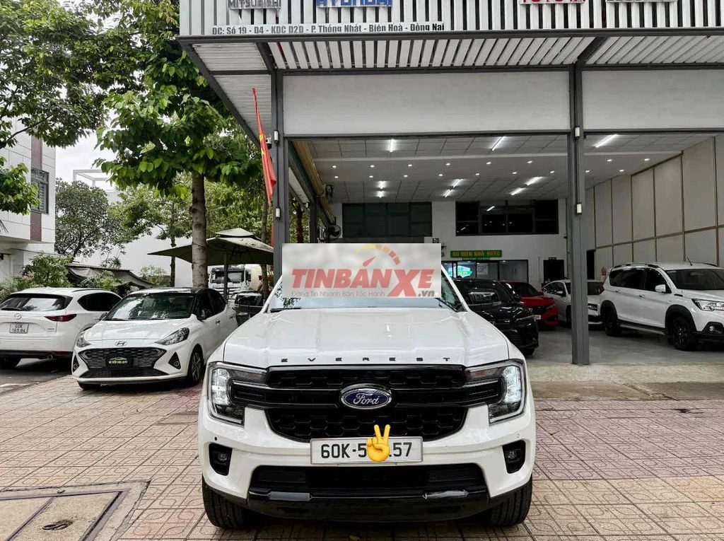 Ford Everest Sport 2024 Trắng 8.000km