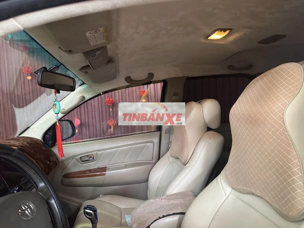 Toyota Fortuner 7 chỗ màu Đen