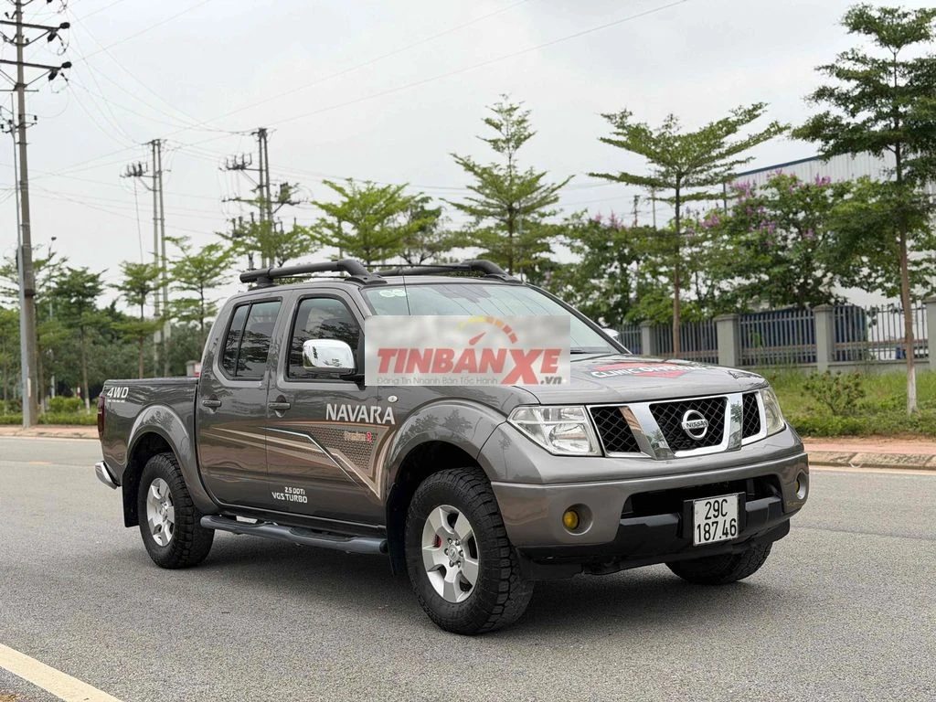 Nissan Navara 2012 2 cầu số tự động bản đủ