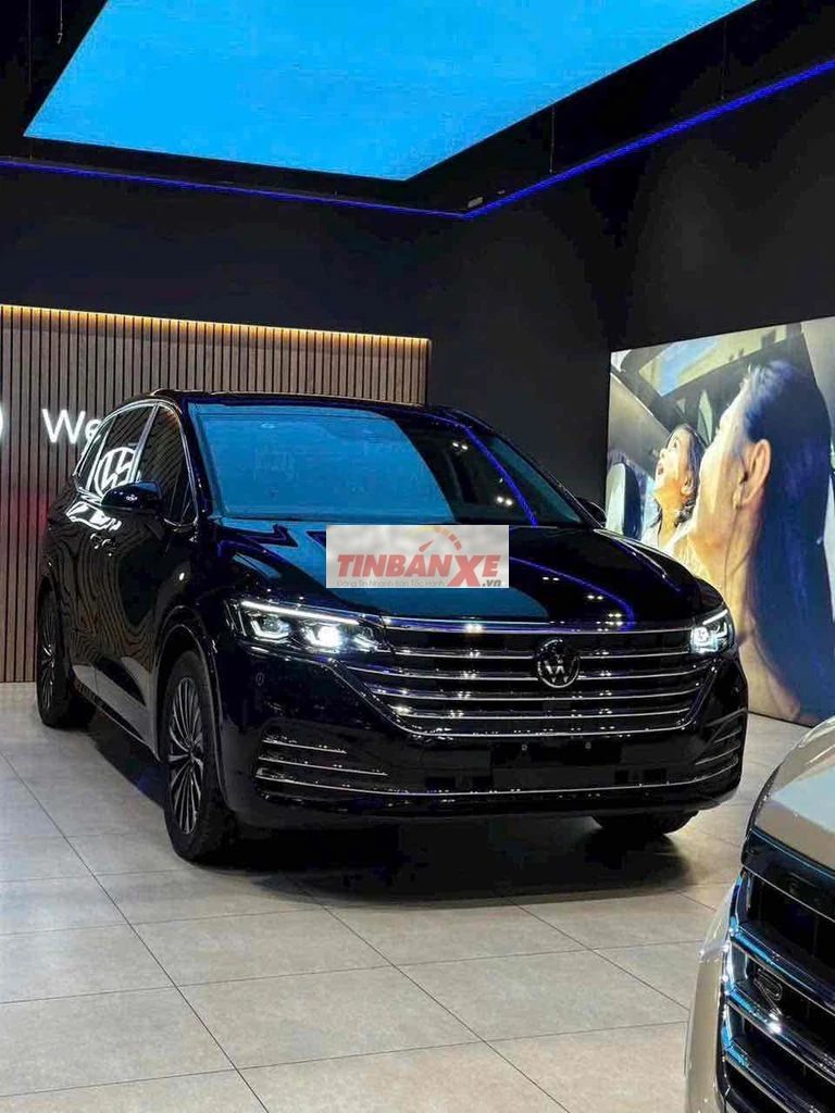 Volkswagen Viloran Luxury Đen 7 chỗ