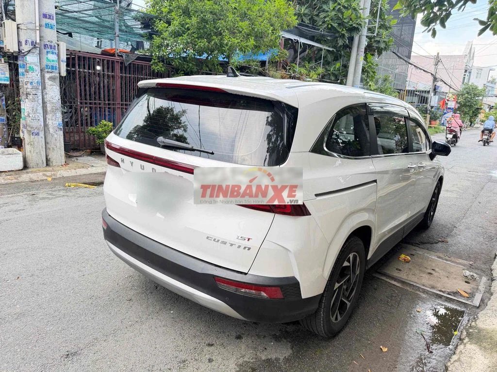 Hyundai Custin 2023 Trắng