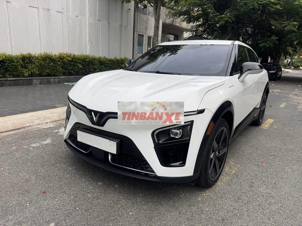VF7 Plus, PIN MUA, 12.000 km, Trắng/Nội thất Nâu