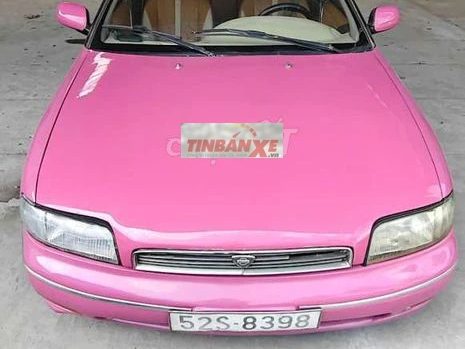 Nissan Bluebird Cổ điển màu Hồng