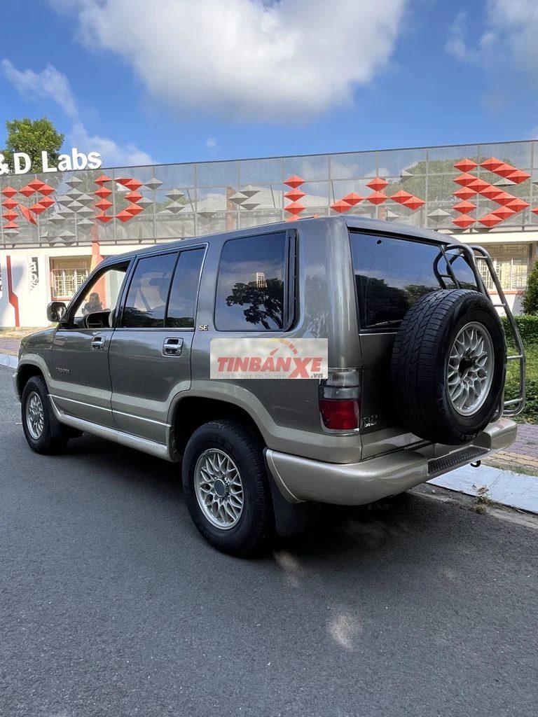 Isuzu Trooper SE Vàng cát 7 chỗ