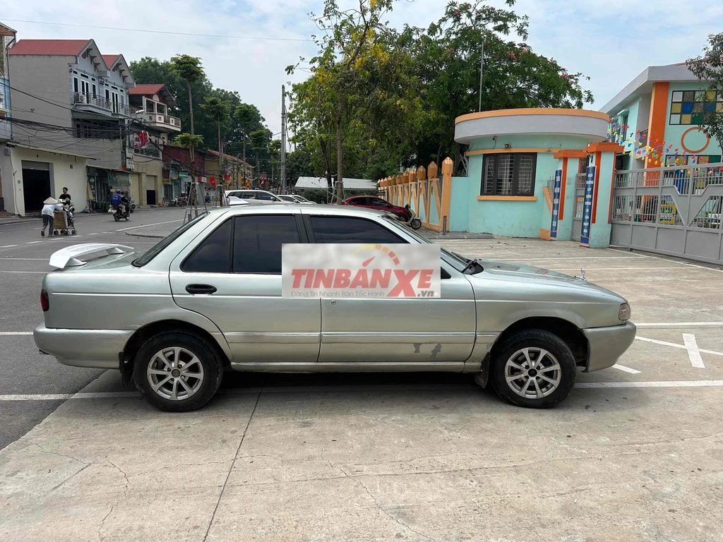 Nissan Sunny Bạc