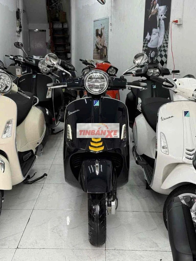 Piaggio Vespa GTS 300 HPE 2021 Đen