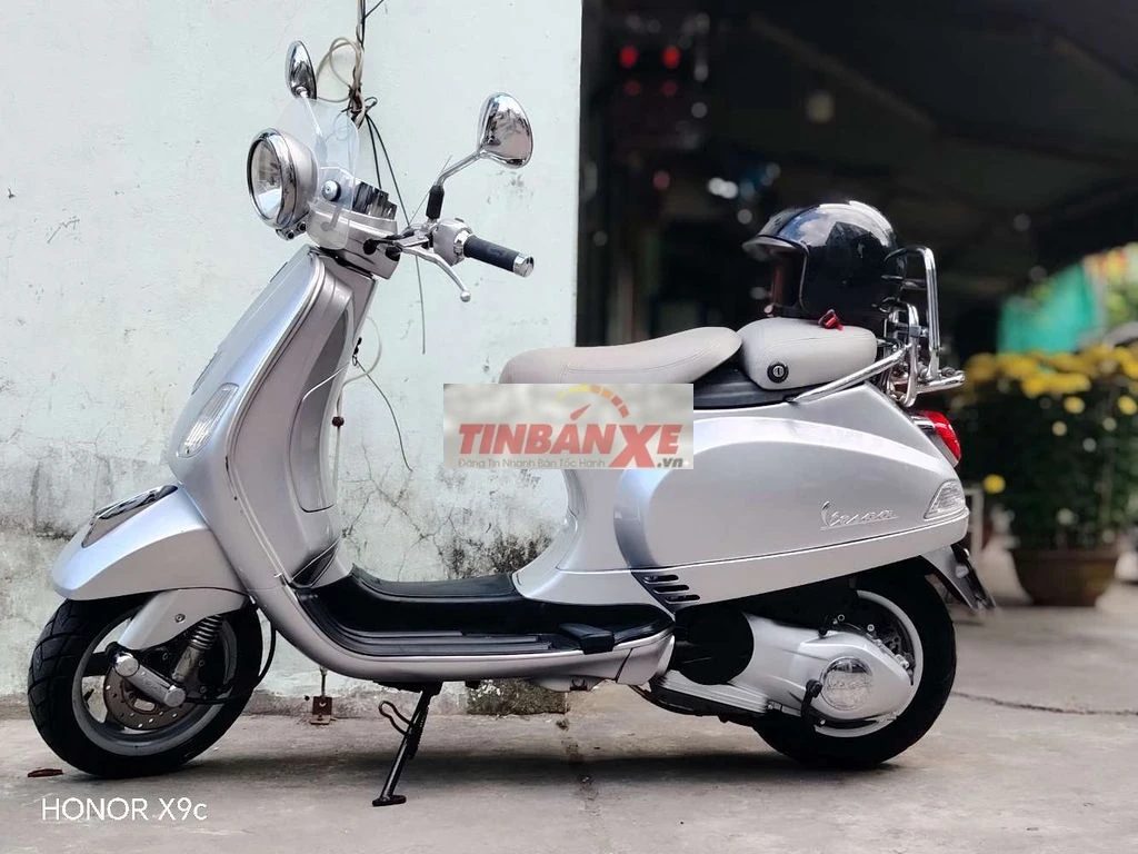 Piaggio Vespa LXV 125 Bạc