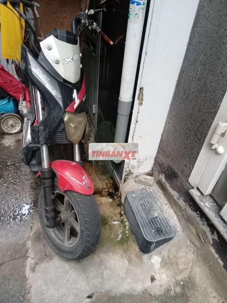 Xe điện Xmen màu Đen, Đỏ