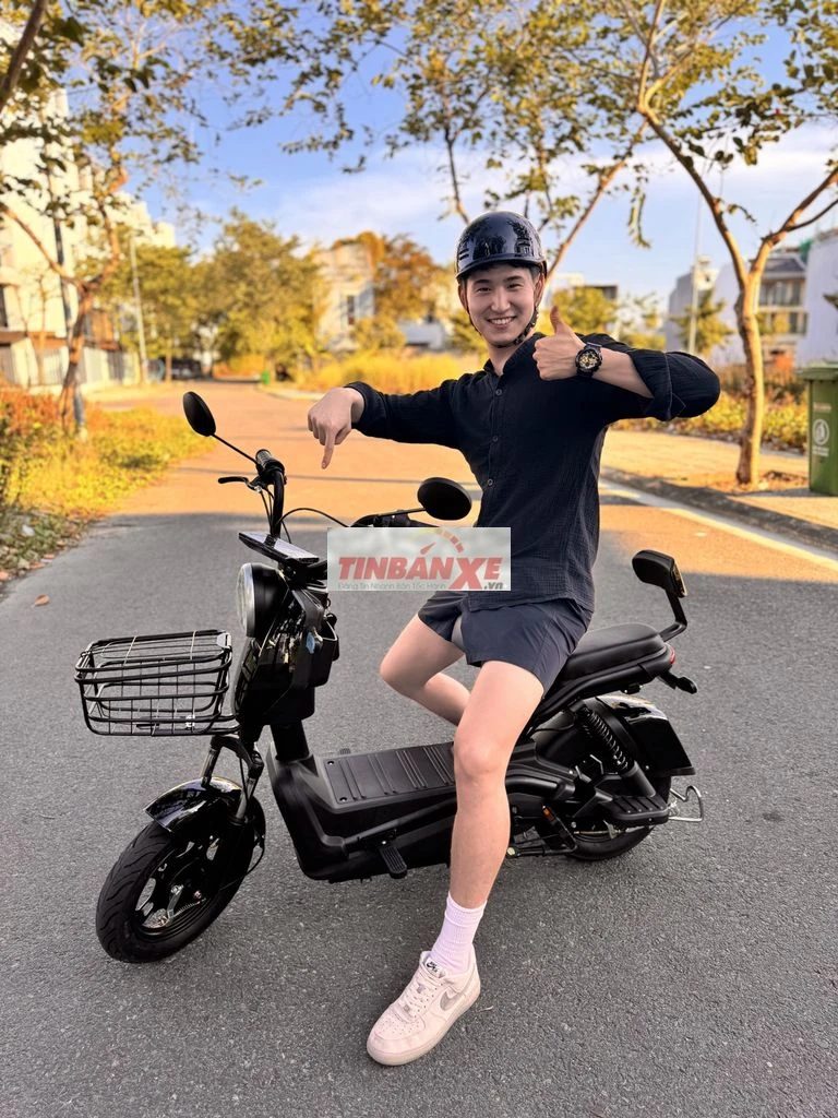 Xe máy điện Yadea SK8 Đen