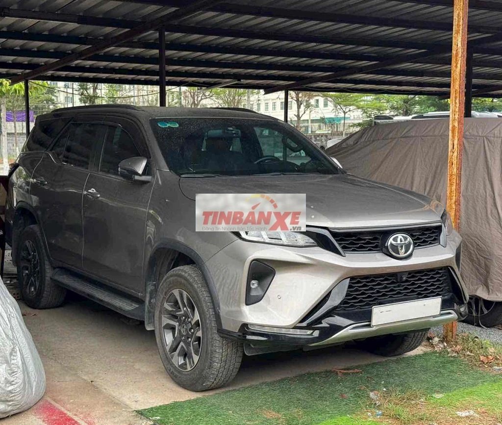 Toyota Fortuner Legender Dầu 27.000 km Xám