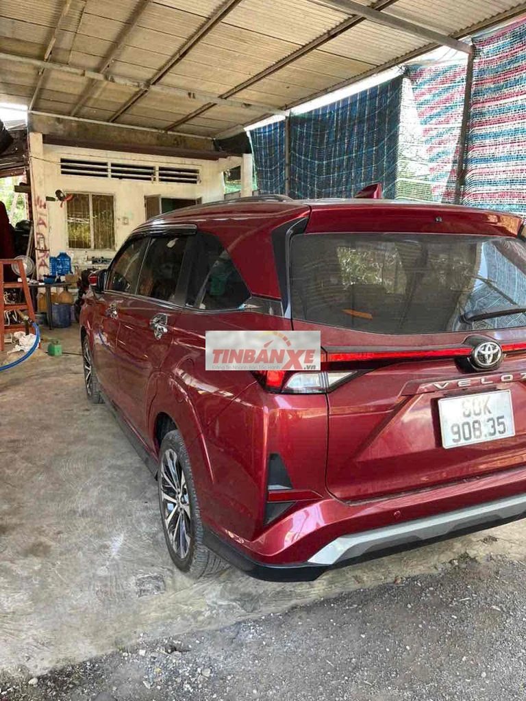 Toyota Veloz Cross 7 chỗ màu Đỏ