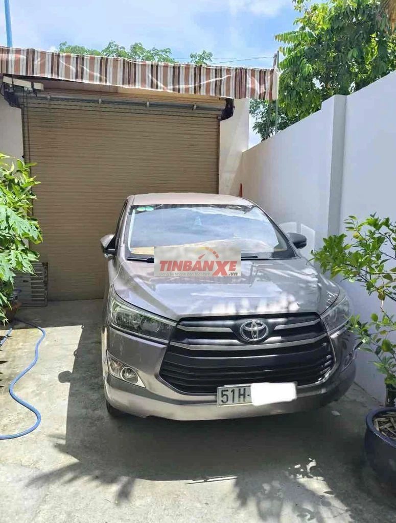 Toyota Innova 7 chỗ màu Đồng