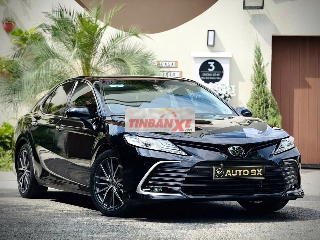 Toyota Camry 2.0Q Model 2022 - Đen 34.000 km