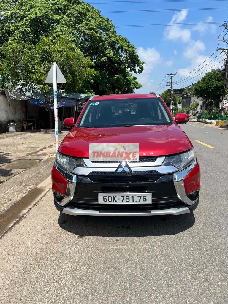 Mitsubishi Outlander 7 chỗ Tự động màu Đỏ