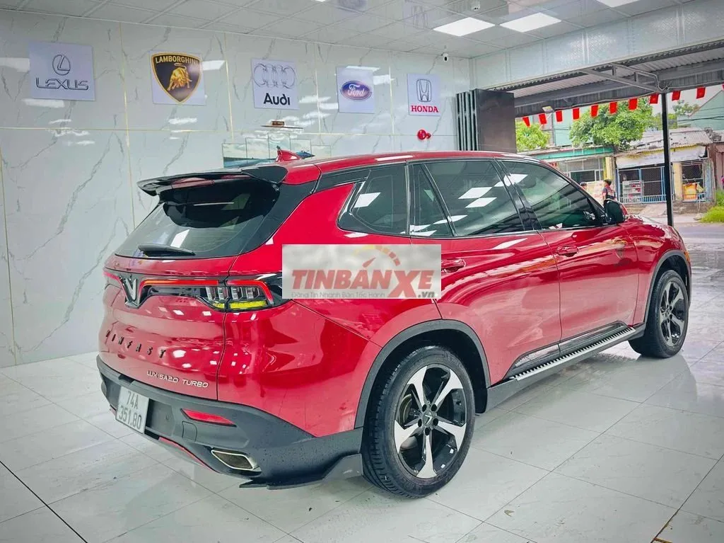 VinFast Lux SA2.0 Turbo Đỏ