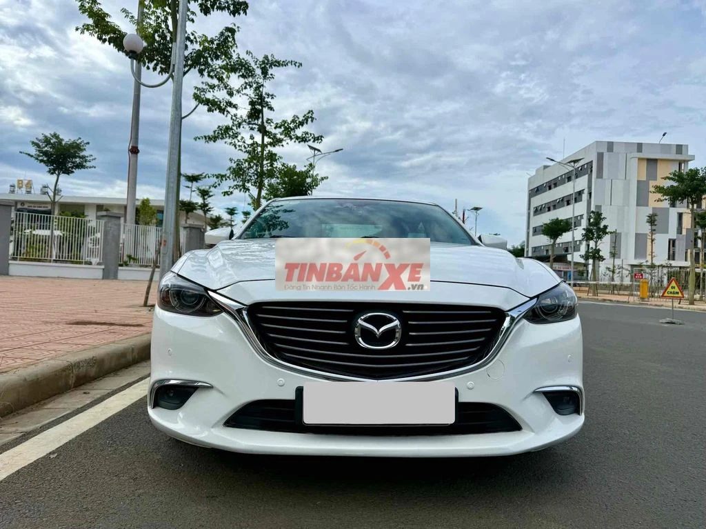 Mazda 6 2.0 Premium 2017 Trắng 10 vạn km
