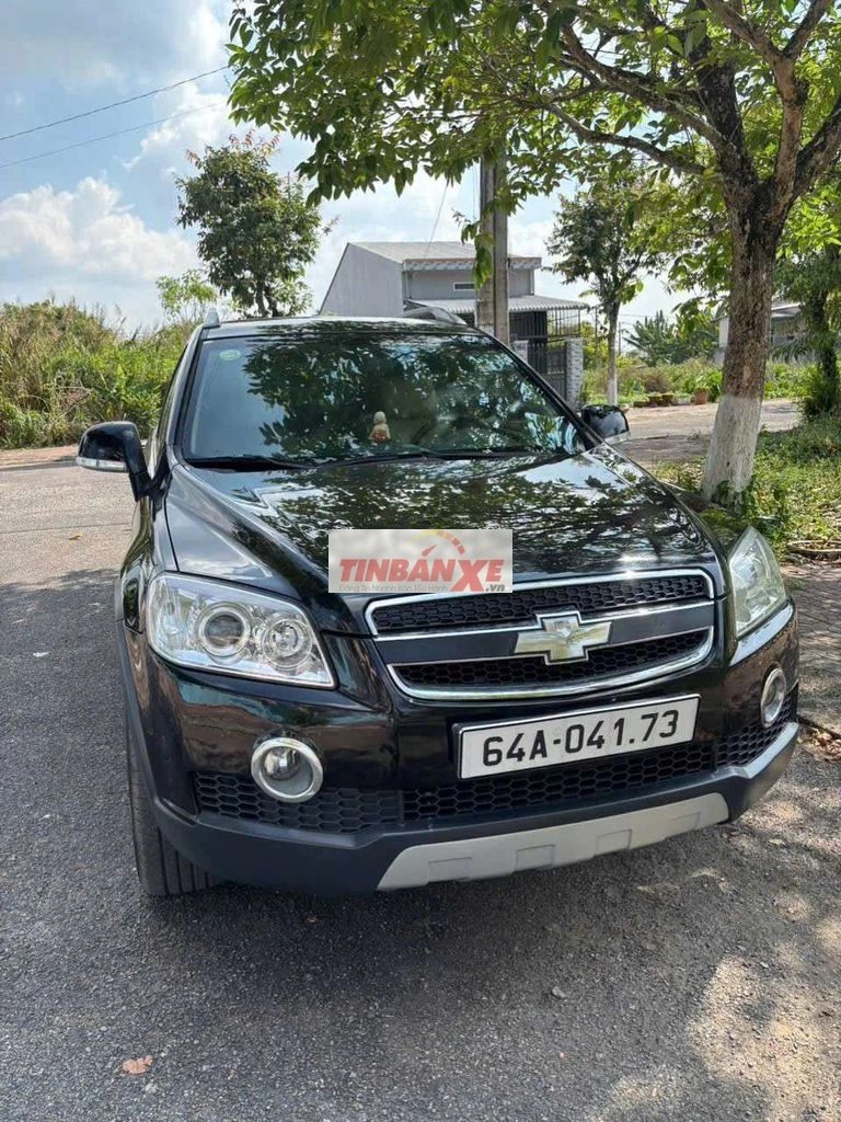 Chevrolet Captiva 7 chỗ số tự động dầu màu đen