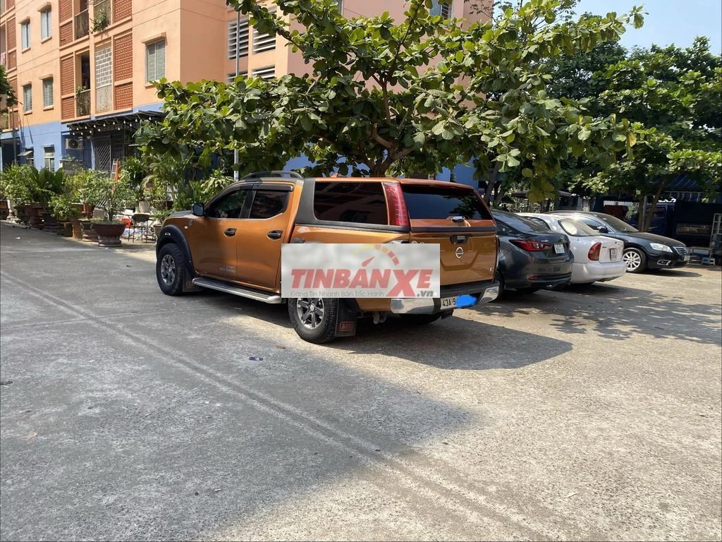 Nissan Navara 5 chỗ màu Nâu