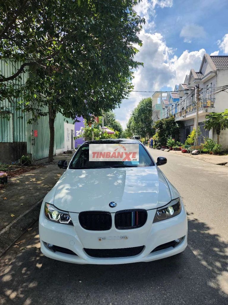 BMW 325i 2010 Trắng 5 chỗ