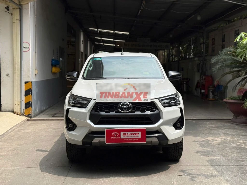 Hilux 2024 2.4at trắng 28.077km (giá còn giảm)