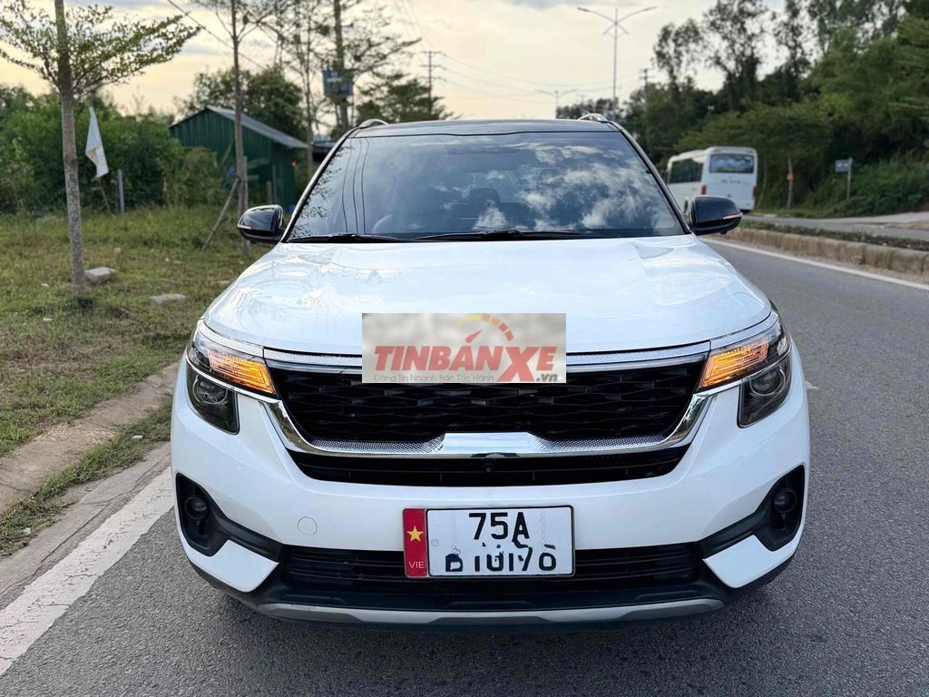 Kia Seltos Luxury Trắng Tự động