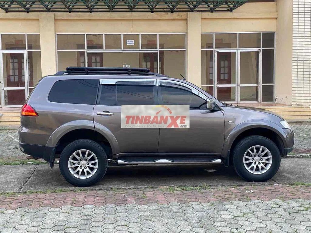 Mitsubishi Pajero Sport máy dầu 2 cầu