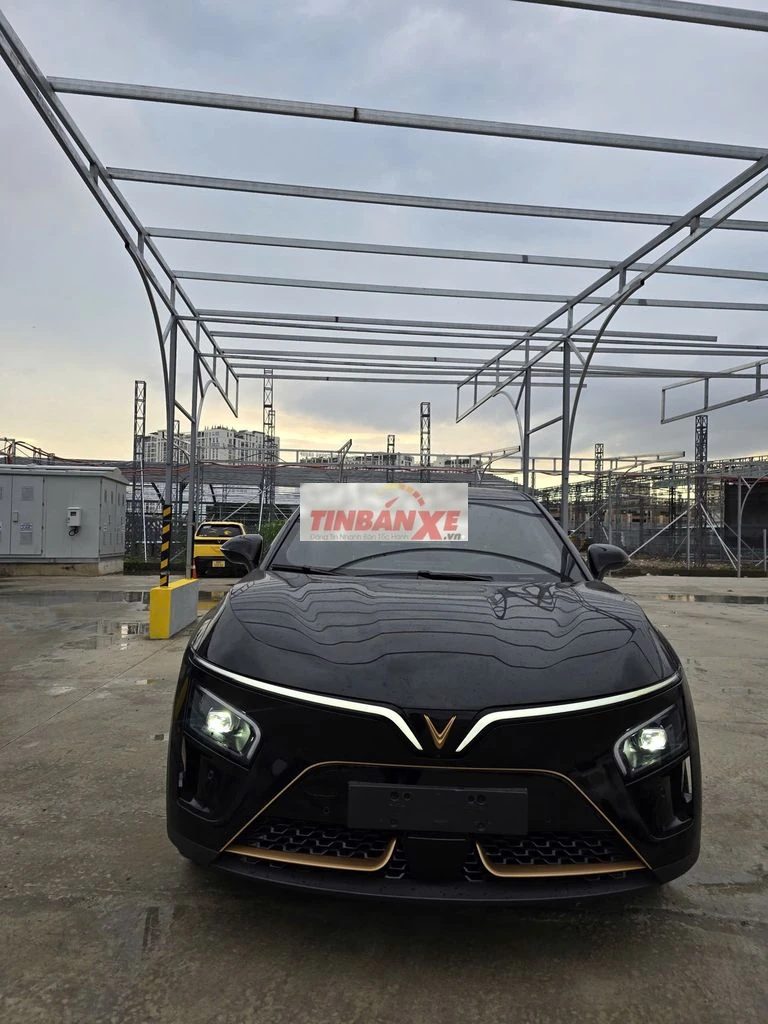 VinFast VF7 Dragon Forged Điện 100 Km