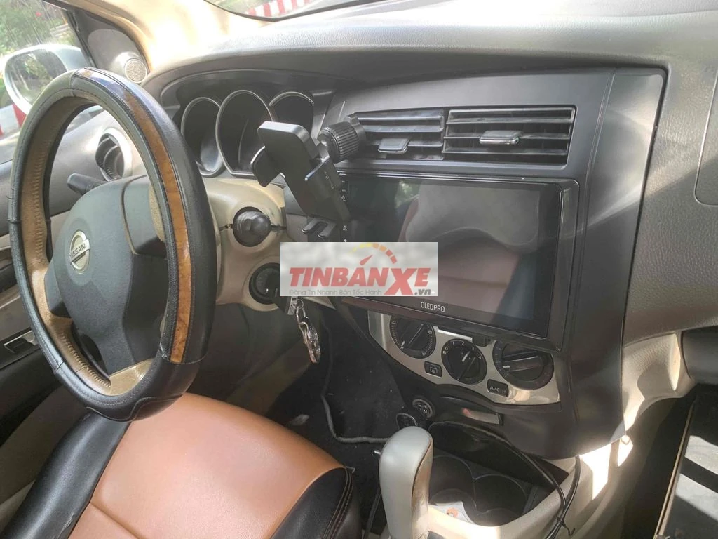 Nissan Livina 2011 Tự động Trắng nhập nhâtk