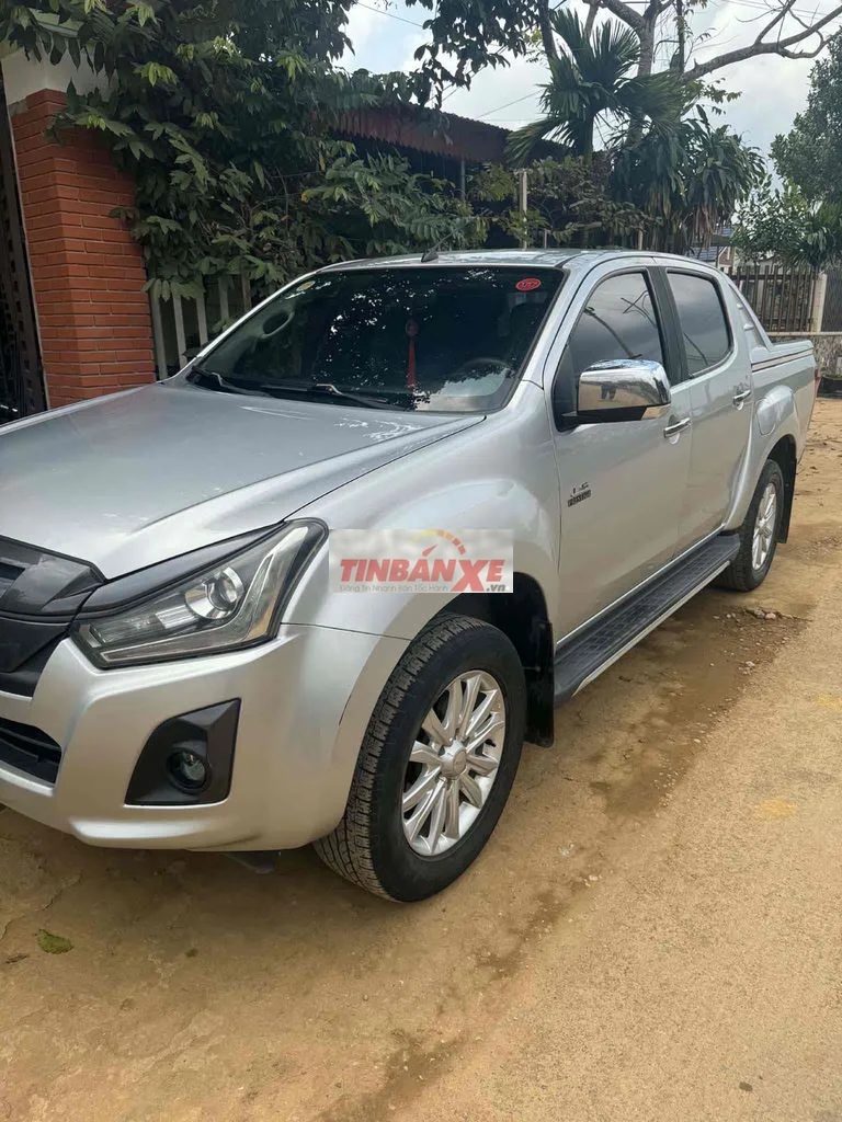 Isuzu Dmax 2028 Tự động 11000 km Bạc