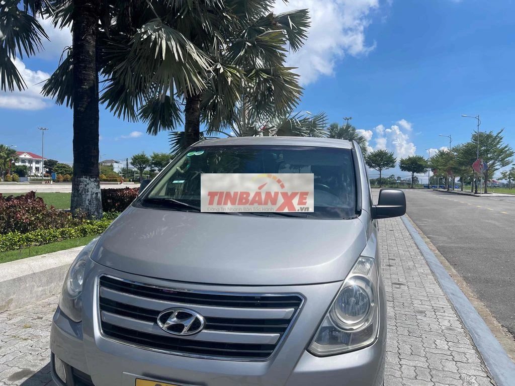 Hyundai Starex 216 màu Bạc