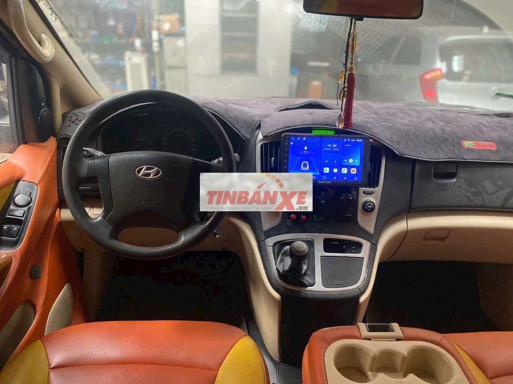 Hyundai Starex 8 chỗ màu Vàng