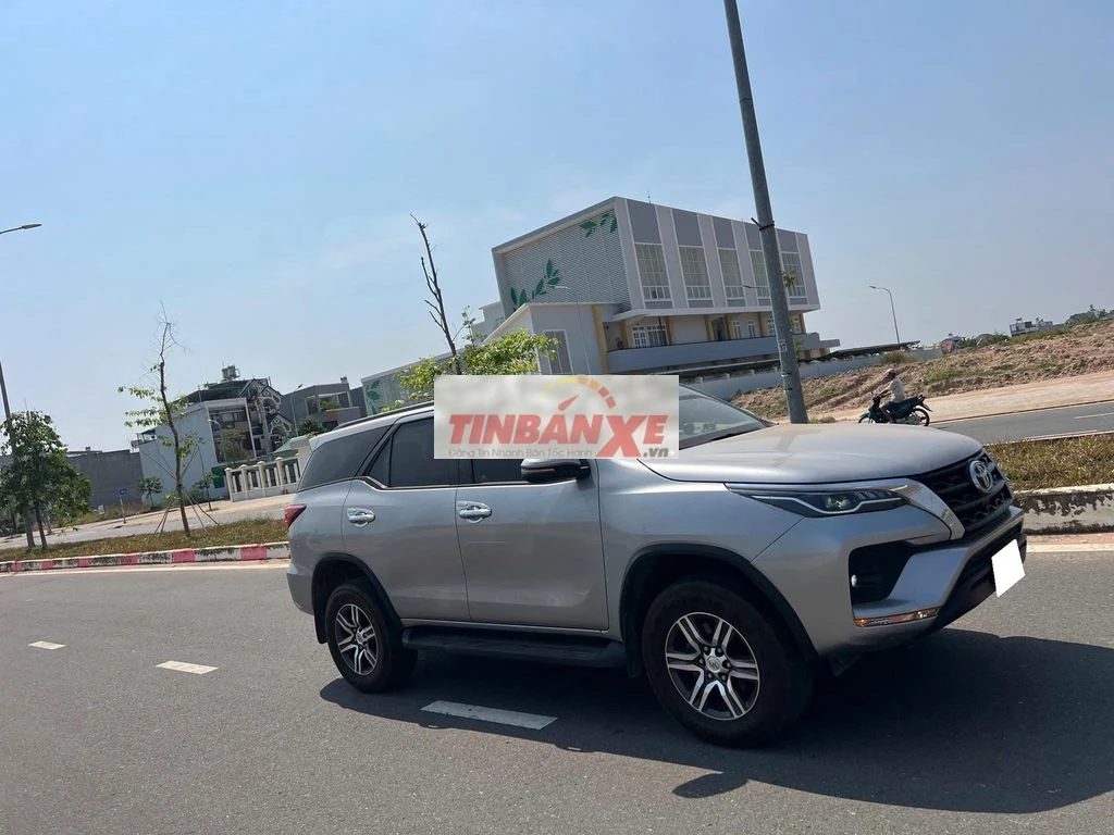 Cần bán Toyota Fortuner 2022, số tự động, màu bạc