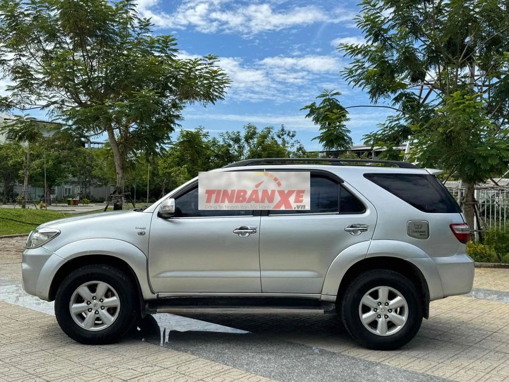 Toyota fotuner 2011 MT dầu