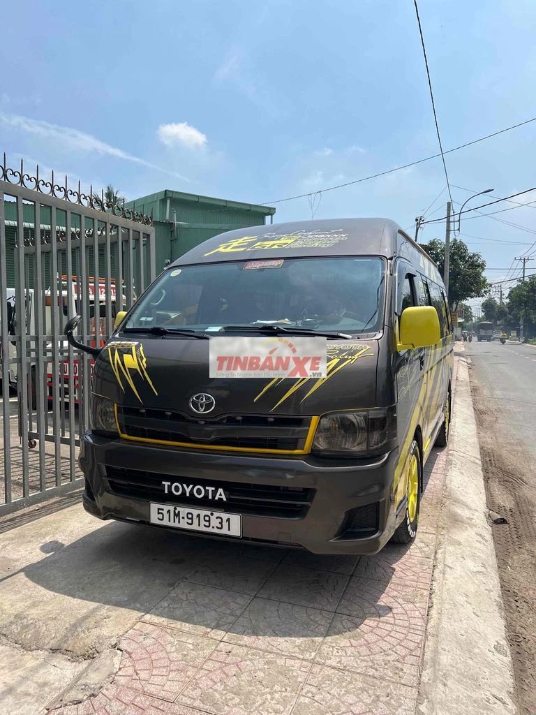 Toyota Hiace Limousine 9 chỗ cả tài xế máy dầu