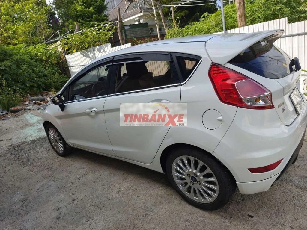 Ford Fiesta Trắng 5 chỗ