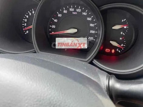 KIA RIO số sàn nhập khẩu mầu trắng